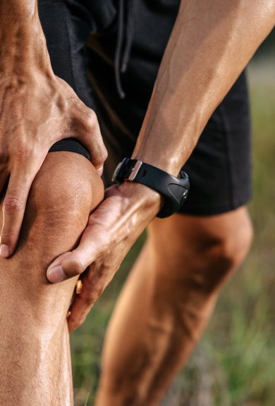 der-mann-neigte-ihren-kopf-und-packte-ihn-nach-dem-training